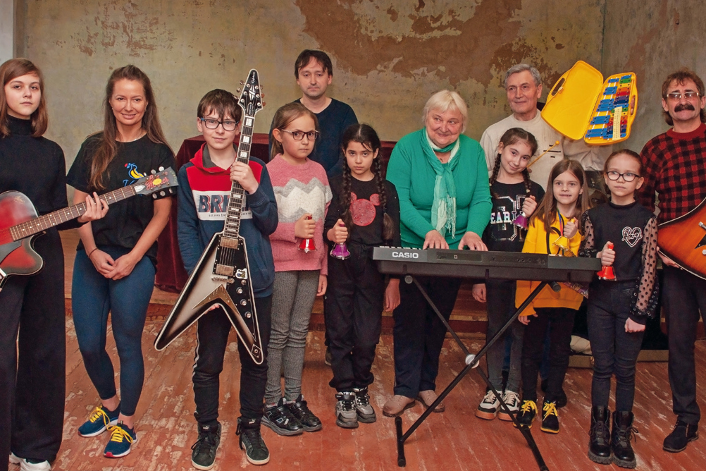 Makariv Children's School of Arts, with Iryna Gould (second left) and headteacher Oleksandr Tretyak (first right)